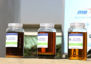 Da esquerda para a direita: óleo reciclado, biodiesel bruto e biodiesel B100