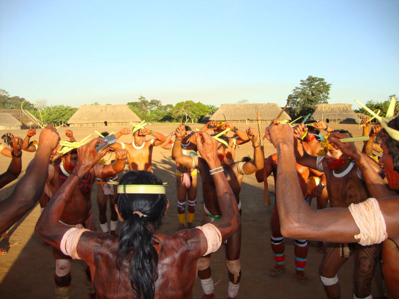 ndios praticando rituais em aldeia